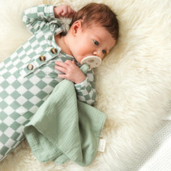 Ali+Oli fabric loop enables easy attachment of accessories.