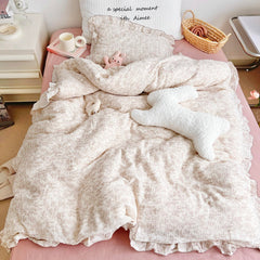 AOJIM kids muslin duvet cover forest pattern close-up, showcasing soft, breathable cotton gauze.