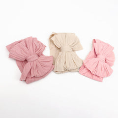 AQOKKA newborn-photoshoot headband ideal for family portraits.