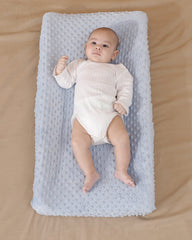 Aullar fits 32x16–34x16 contoured pads for versatile nursery use.