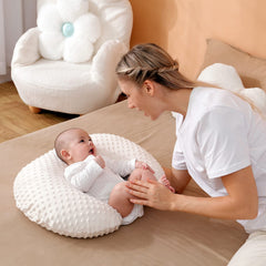 Aullar nursing pillow with ergonomic feeding position improves comfort during nursing.