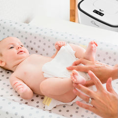 Avec Maman S1 warming wipes in use for calm diaper changes.