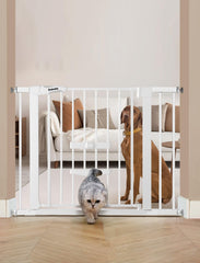 BABELIO baby gate with cat door overview for stairs and doorways, keeping pets and toddlers safe.