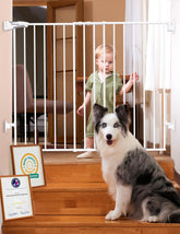 Babelio Baby Gate demonstrates width adjustability on stairs for a secure fit.