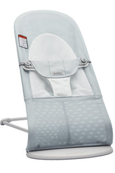 BabyBjörn Bouncer Balance Soft Mesh in Silver/White offers soothing, portable comfort.
