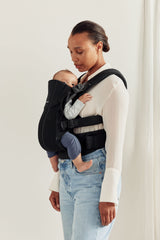 BabyBjörn Harmony ergonomic waist belt supports comfortable wear.