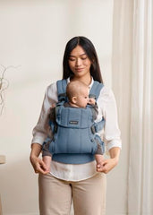 BabyBjörn Harmony waist belt provides pressure relief for extended use.