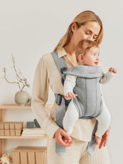 BabyBjörn Mini adjustable head support demonstrating growth-friendly ergonomic alignment.