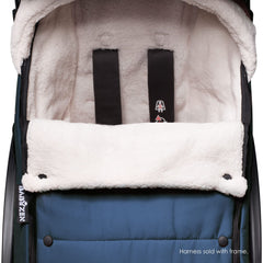 Babyzen YOYO Footmuff opens from below to reduce dirt contact during use.