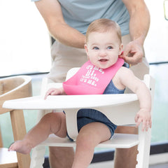 Bella Tunno It’s Me Hi silicone bib with food catcher for spills