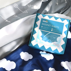 Biloban fitted bassinet sheet shows full-bottom elastic for secure placement.