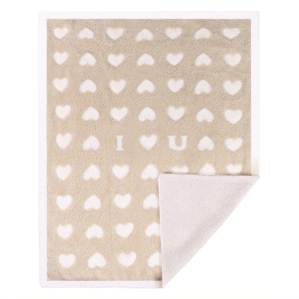 BOBOYOYO plush blanket with heart pattern, ideal for newborn cuddles and cozy naps.