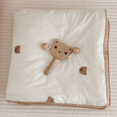 BuLuTu lightweight breathable quilt ideal for summer nights and quick wardrobe swaps.