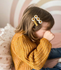 Cherssy daisy clip side view highlights natural colors and small size