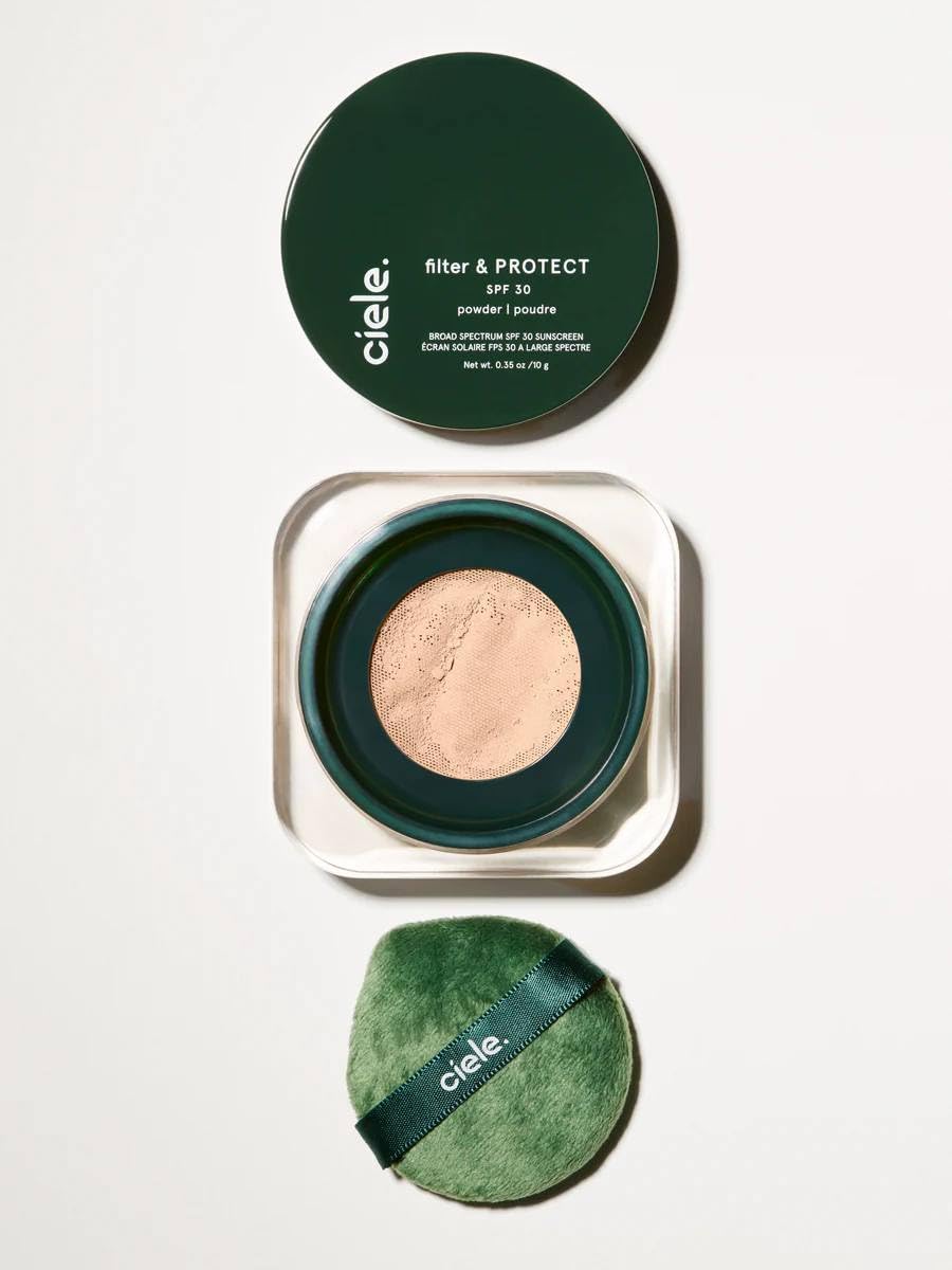 Ciele Filter PROTECT SPF 30+ loose powder close-up shows soft blur.