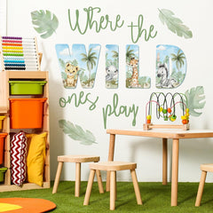 clothmile Wild Jungle Giraffe decal creates a tall focal point on walls.