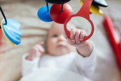 COHEXA multi-color handles provide engaging, toddler-friendly walk assistance.