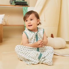 DaysU sleeveless wearable blanket allows arm freedom while keeping baby warm.