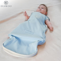 Diawoo adjustable shoulder snaps ensure a snug fit as baby grows.