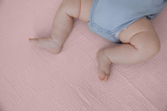 Dreamology muslin crib sheet close-up highlights elastic all-around for slip-free sleep.