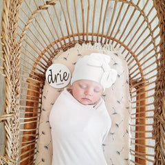 DRESHOW BQUBO bow hat on baby provides cute warmth and comfort.
