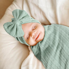 DRESHOW BQUBO bow hat set on cozy baby attire