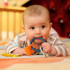 Eoopoon teething ring rattles softly to engage baby during teething sessions