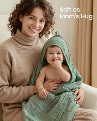 Faverdiiiy hooded towel back view shows full baby coverage after bath.