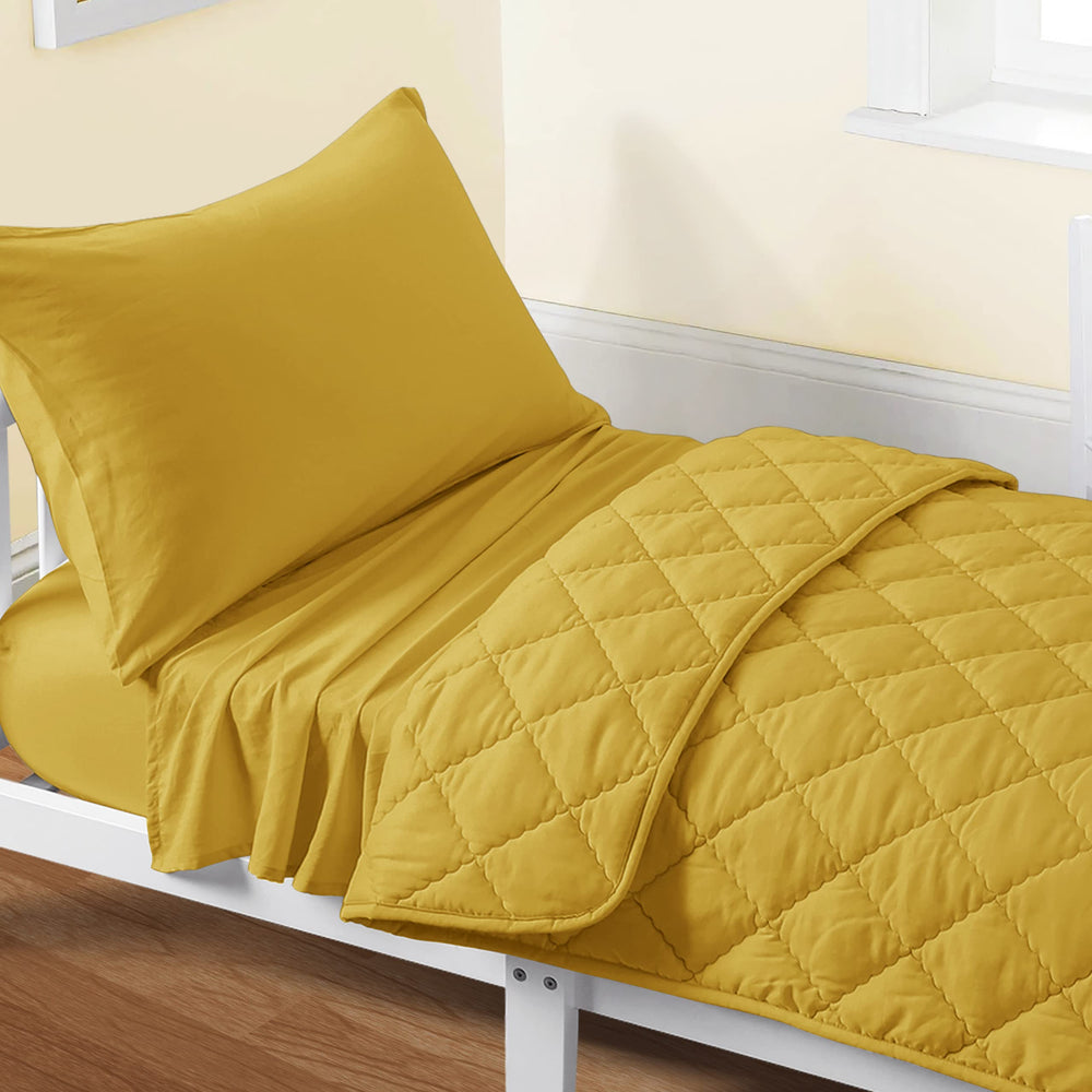FLXXIE quilt in yellow offers a soft, cozy touch for toddler sleep
