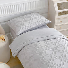 Flysheep fitted sheet secures snug fit on a standard toddler bed.