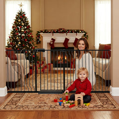 Foreng extra wide gate in doorway shows pressure-mounted setup for quick, tool-free installation.