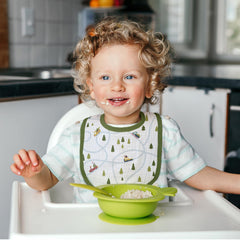 GLLQUEN BABY bib with adjustable snaps for growing babies.
