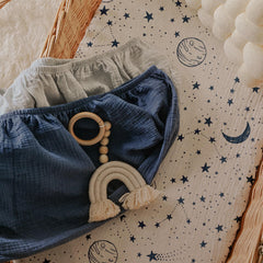 Gllquen elastic-band fitted sheet demonstrates secure cradle fit.
