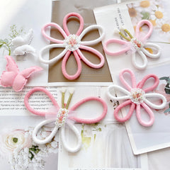 Gordepy flower daisy 7.8-inch macrame wall decor creates a bright focal point.