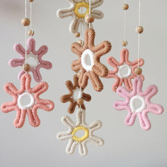 Goukurlsma Daisy Mobile for Girls supports visual focus with high-contrast shapes.