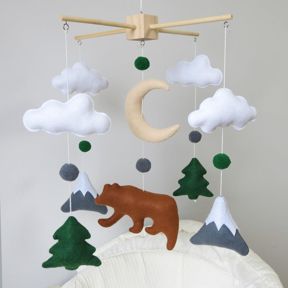 Goukurlsma Woodland Bear Mobile center features a moon and bear for engaging visual tracking.