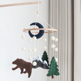 GOUKURLSMA Woodland Mobile: bear focal point for a calming crib atmosphere.