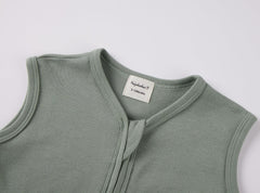 HAJAKADAS-Y sleep sack 2-way zipper detail: easy diaper changes and skin safety.