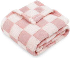 HOMRITAR 3D checkerboard baby blanket with soft, cozy fleece for naptime.