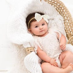 Hoyuwak photography-ready baby bow enhances seasonal portraits with cute, timeless charm.