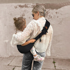 Huefain toddler carrier ergonomic-shoulder demonstrates balanced weight distribution.