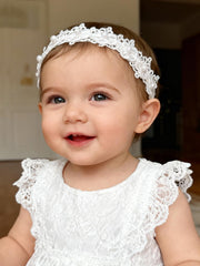 ICKEYOU baby hairband in white lace bow, ideal for newborn photos.