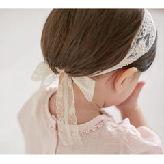 ICKEYOU photography-friendly lace headband adds an elegant touch to shoots.