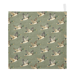 JHKKU Mallard Ducks burp cloth demonstrates versatile use for mealtime and on-the-go cleanups.
