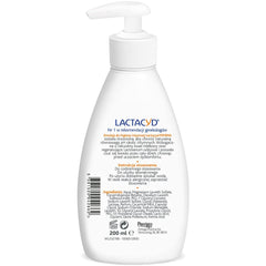 Lactacyd Femina Emulsion foam application demonstrates gentle cleansing during use