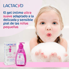 Lactacyd Girl 200ml closeup label highlights pediatric-friendly formula.