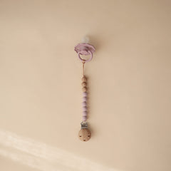 Mushie Eva screwless clasp design highlight for easy, secure attachment.