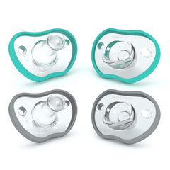 Nanobébé pacifier 0-3 months with ergonomic curve resting gently on the baby’s face