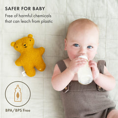 Natursutten bottle cap close-up demonstrates compatibility with glass anti-colic bottles.