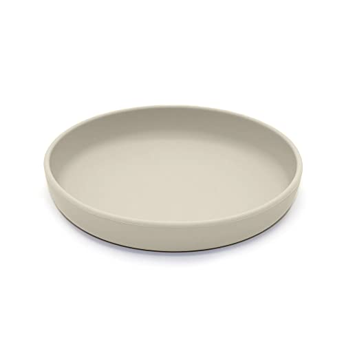 noüka flat plate with lip edge aiding easy self-feeding for toddlers.